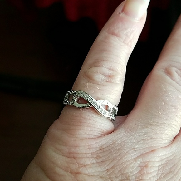 TRENDY .925 STERLING SILVER INFINITY RING - Picture 5 of 8